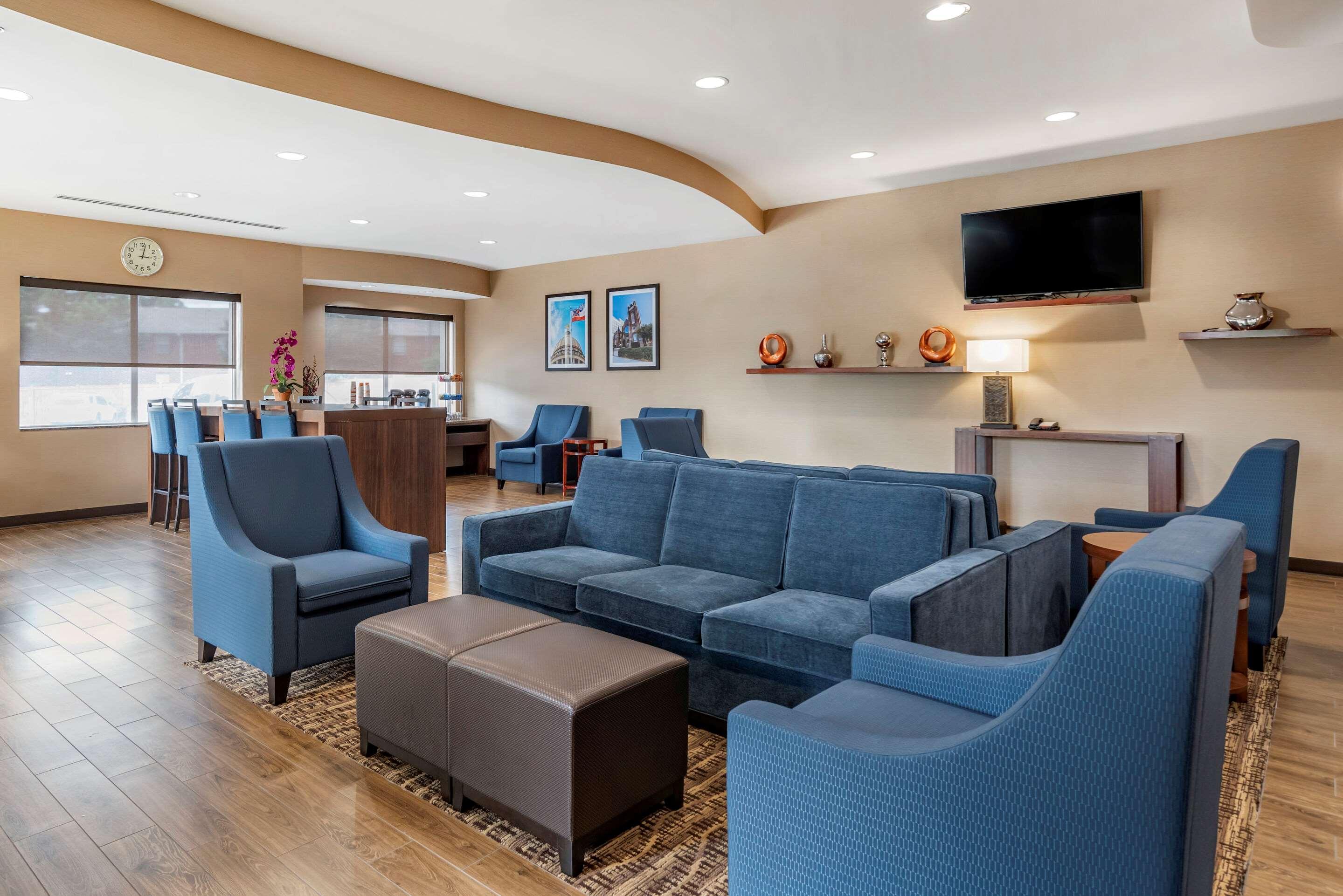 Comfort Suites Airport Luckney Exterior foto